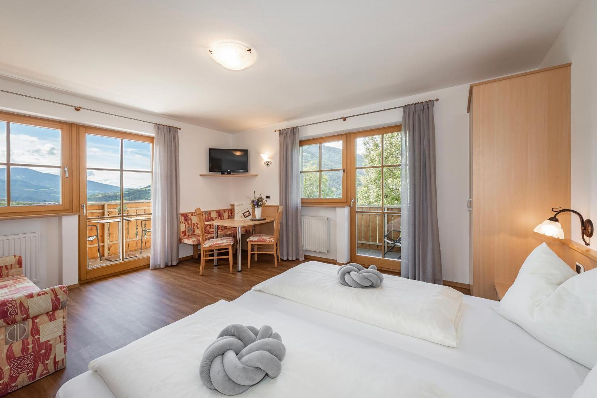 Trinnerhof- Hof Chalets Und Obsthof Mit Zimmer Natz-Schabs Ngoại thất bức ảnh